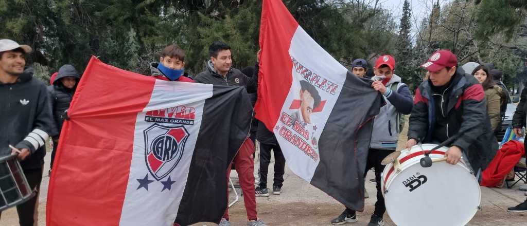 Largas filas por una entrada para ver a River en Mendoza