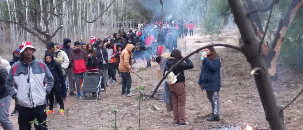 Hinchas de River hicieron fuego con los árboles del Parque San Martín