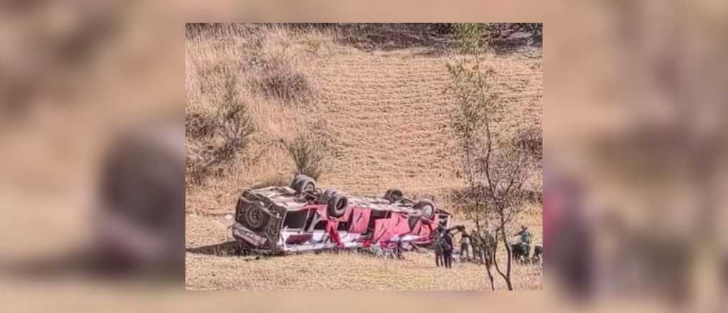 Doce muertos por un micro que cayó de un barranco en Perú