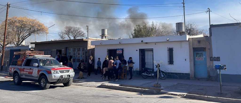 Dos casas con pérdidas totales por un incendio en Las Heras