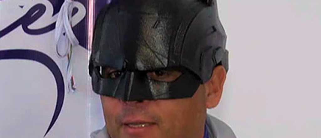 De día es candidato a intendente de Milei, de noche es Batman