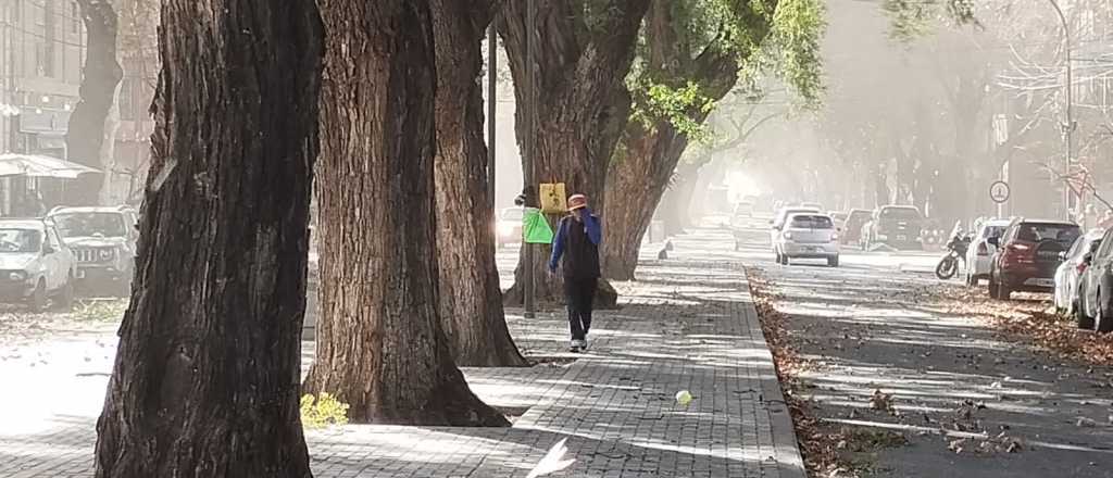 El Zonda ya se siente en el llano y la temperatura llega a los 27 grados