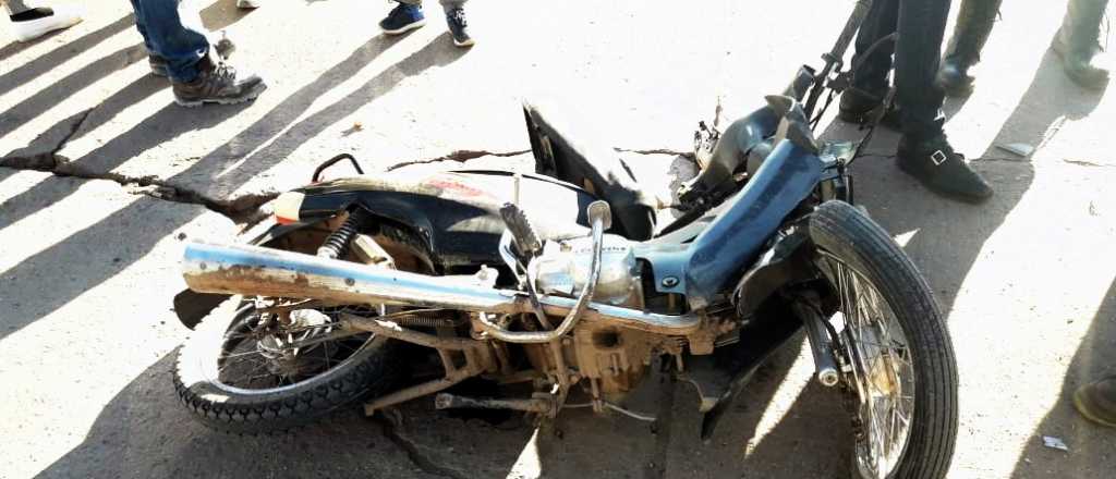 Un motociclista se estrelló contra un puente, cayó a un canal y murió, en Alvear