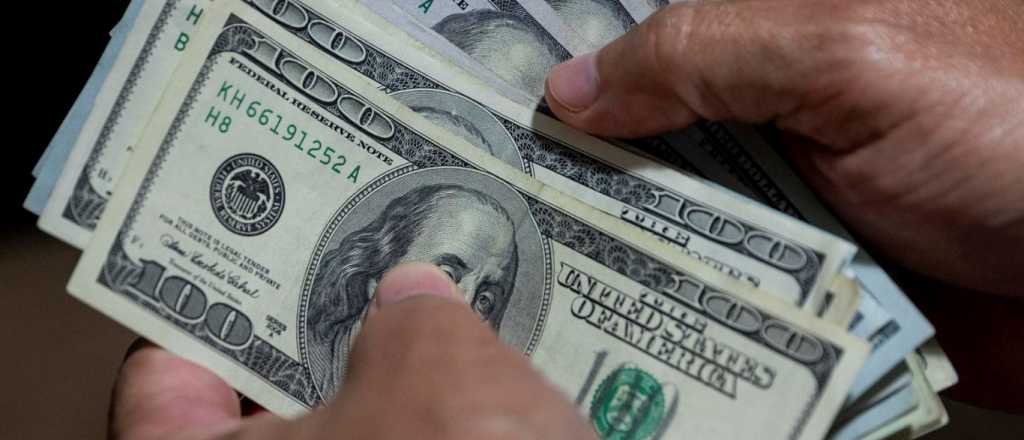 Leve caída del dólar blue este lunes