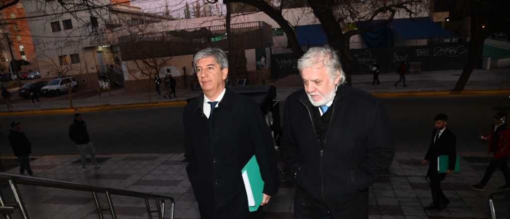 Los acusados en el juicio a Bento ocupan tres cuartos de la sala