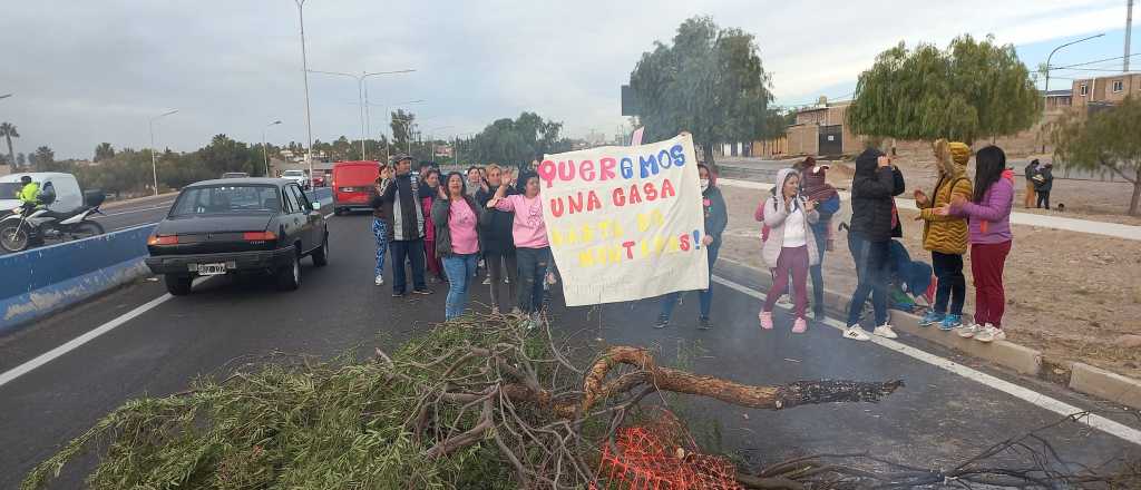 Vecinos de Godoy Cruz cortan media calzada del Corredor del Oeste