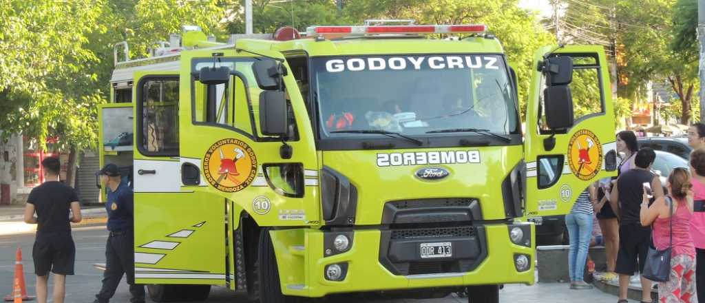 Bomberos fueron por un incendio a Godoy Cruz y los atacaron a piedrazos