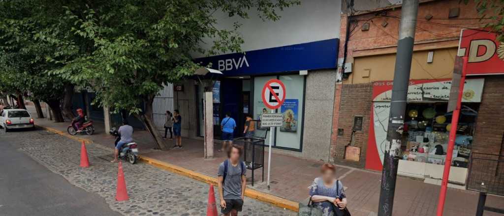 Sacaba $100 mil del banco en Guaymallén y se los robaron en el lugar