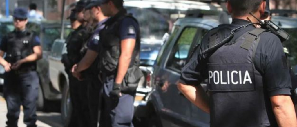 Frenaron un tren para robar la carga y se enfrentaron con la policía