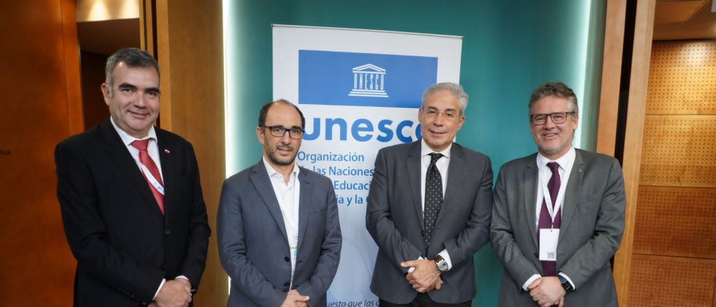 Thomas participó en un reporte mundial de la Unesco sobre educación