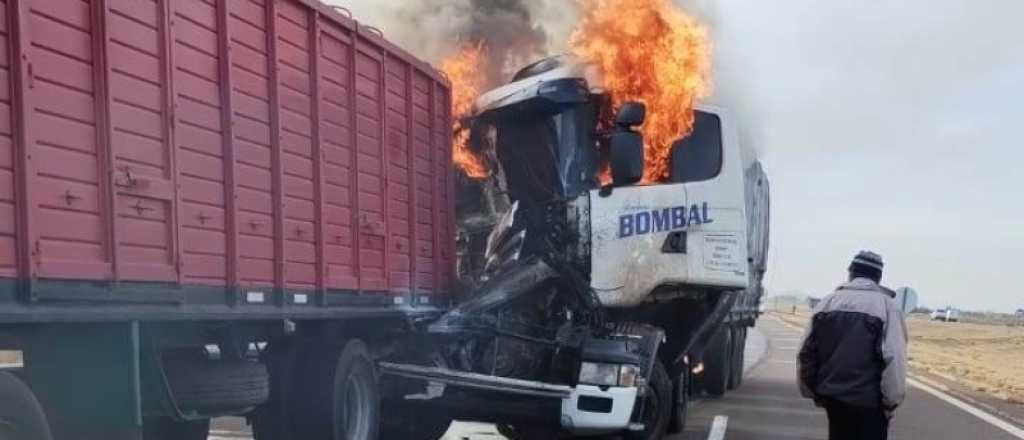 Fuerte choque e incendio de dos camiones en la Ruta 7