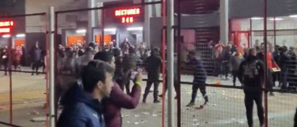 Video: los hinchas del Rojo estallaron y hubo incidentes en Avellaneda