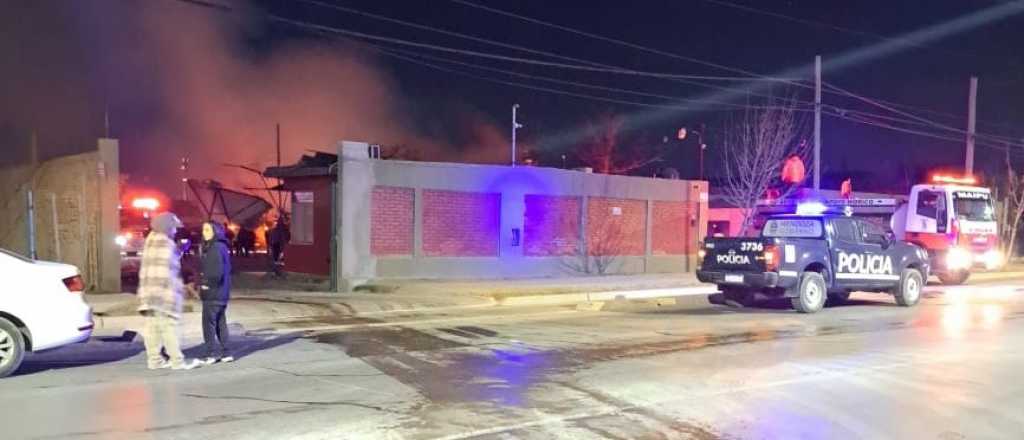 Videos: gran incendio en una empresa de transportes de Maipú