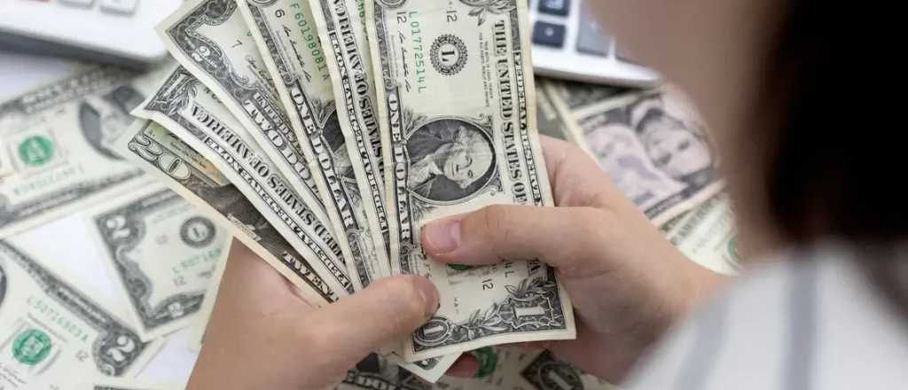 El dólar blue volvió a bajar para cerrar la semana a $1.345