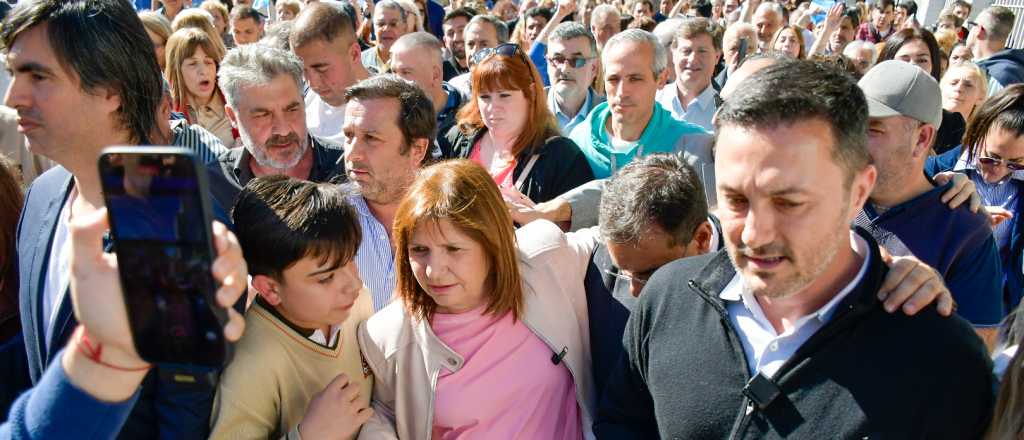 Video: le gritaron asesina a Bullrich en San Luis y tuvo que protegerse en un café