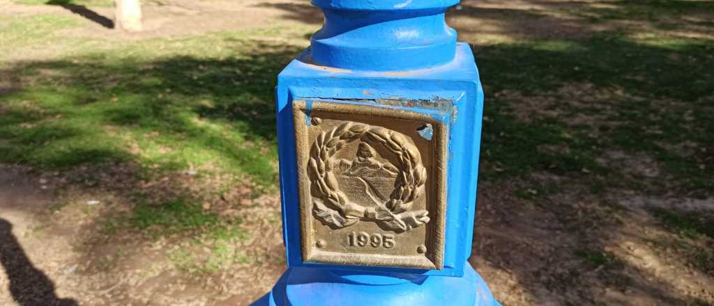 Detuvieron a dos hombres por robar placas de bronce en Plaza Independencia