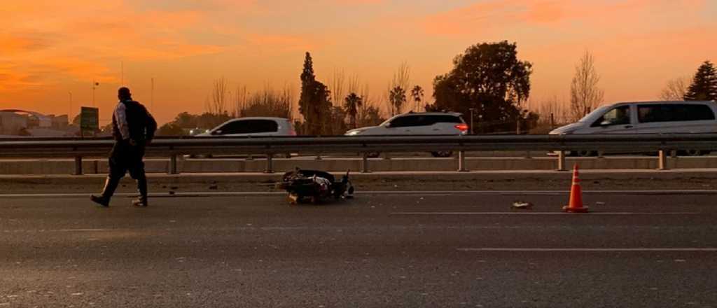 Chocó una moto y un auto en el Acceso Sur y trabó el tránsito