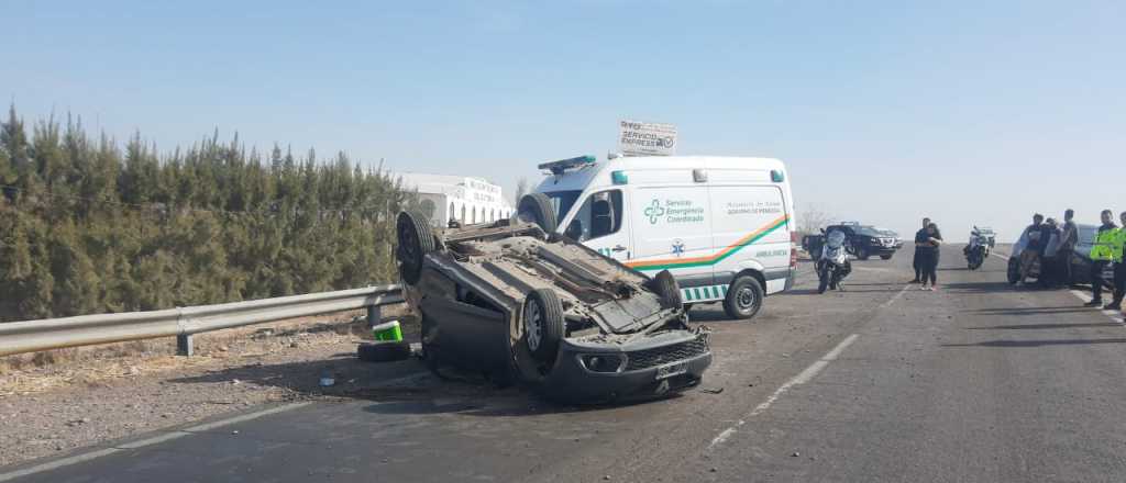 Una mujer con sus hijos volcaron en el Acceso Este