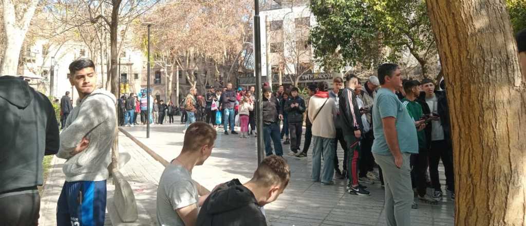 Revuelo en Plaza San Martín por una firma que "regala" dólares