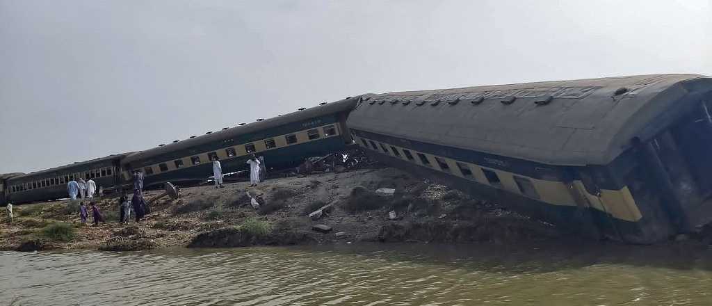 Son 30 los muertos por descarrilar un tren: denuncian vías precarias