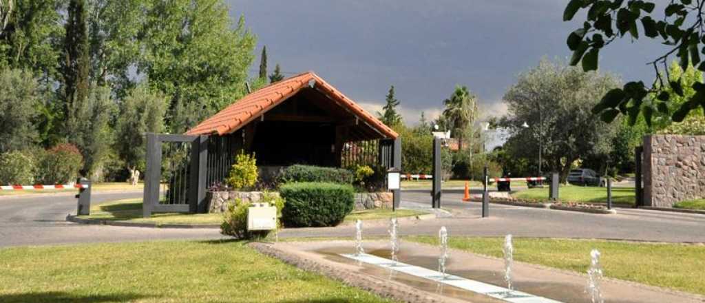 Toma de rehenes y robo a una familia en un exclusivo barrio privado de Chacras