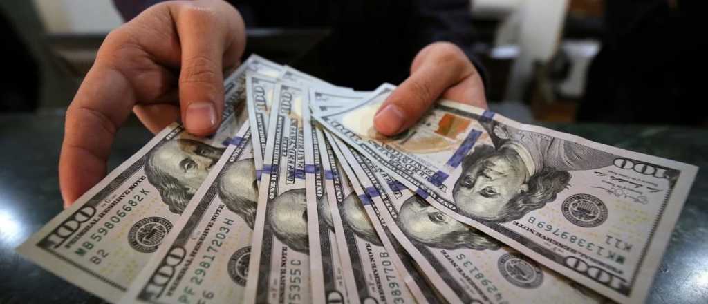 El dólar blue cotizó con una leve alza y se vendió a $1.445