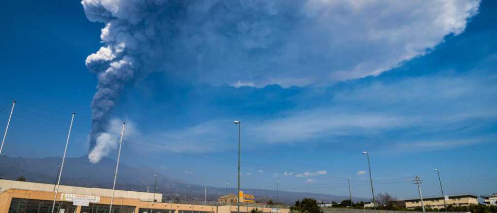 Erupción del volcán Etna en Sicilia: suspendieron todos los vuelos