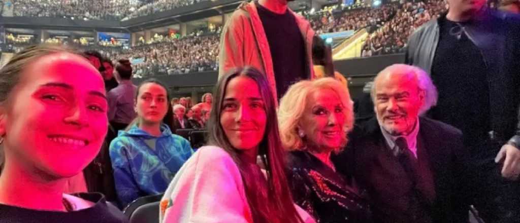 Luis Miguel invitó a Mirtha y bajó del escenario para saludarla