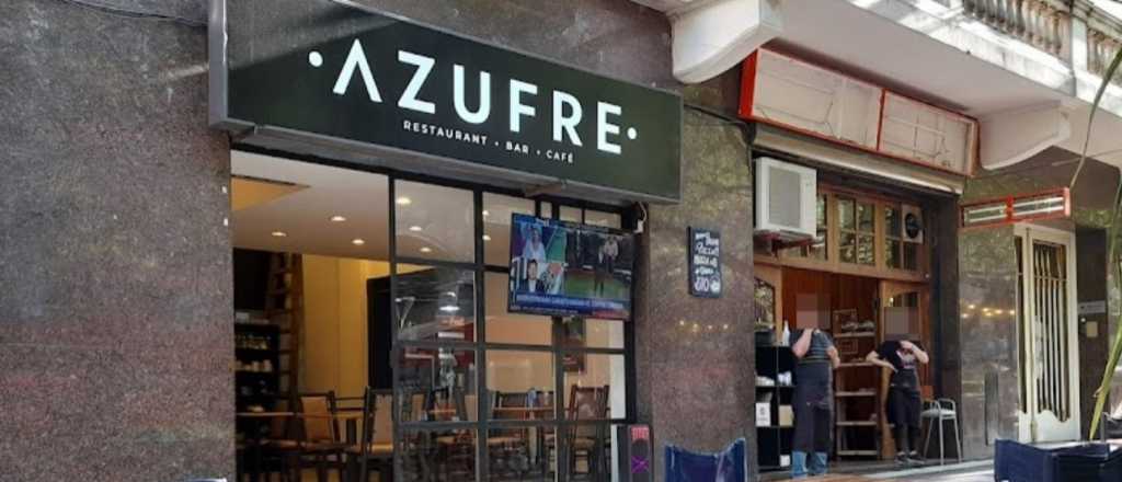 Un hombre apedreó a dos mozos en un café de la Peatonal