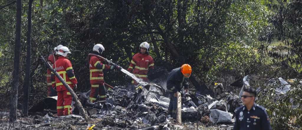 Video: una avioneta cayó en una avenida y mató a 10 personas