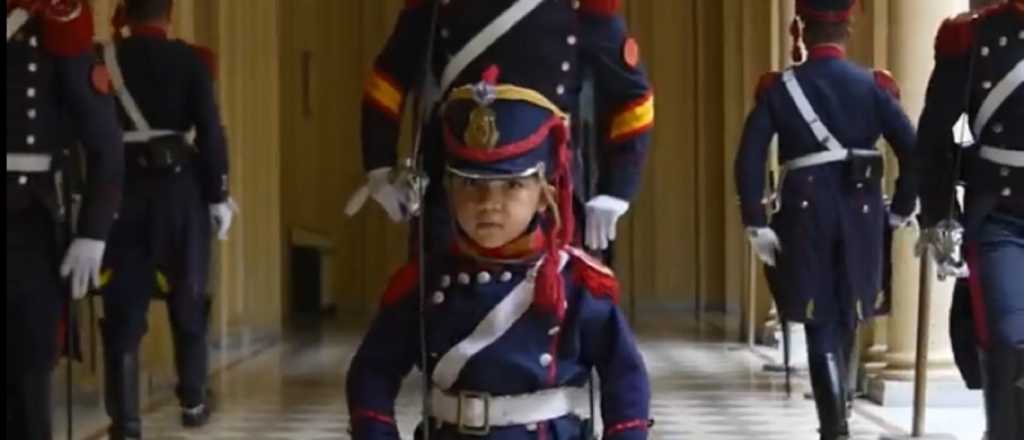 Lorenzo, el mini Granadero participó de otro acto patrio en Plaza de Mayo