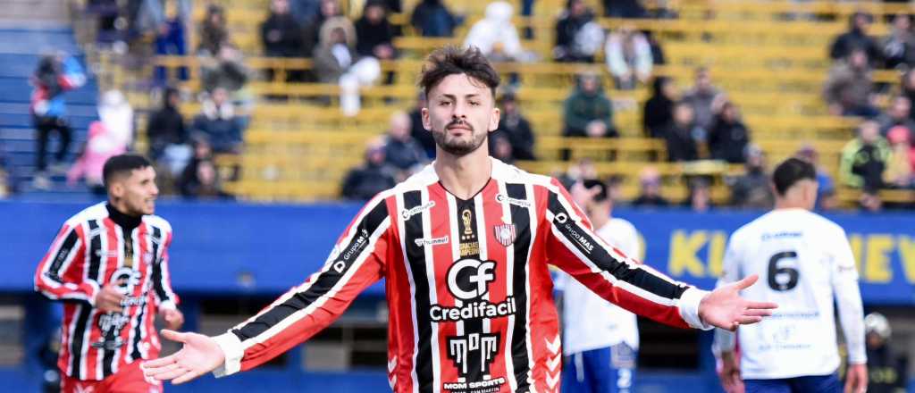 Chacarita ganó el clásico y quedó como único puntero