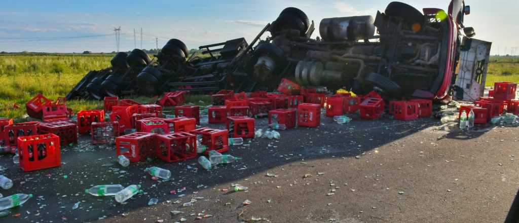 Video: volcó un camión con gaseosas y saquearon la carga