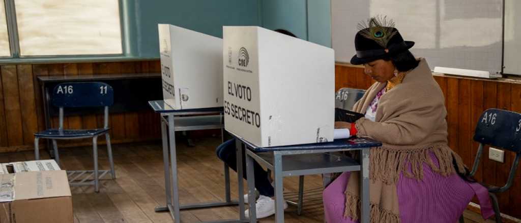 Elecciones en Ecuador: habrá segunda vuelta entre el correísmo y oposición