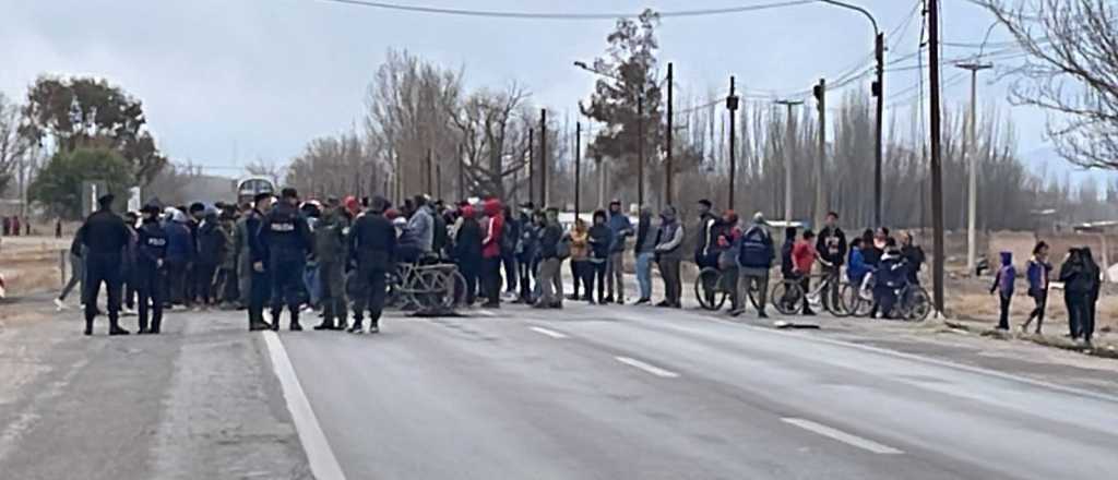 Videos: la Policía impidió un intento de saqueo a un Átomo de Tunuyán