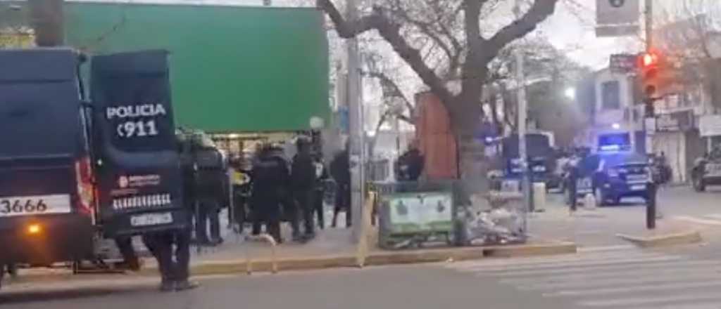Videos: incidentes por detenidos en Tunuyán y un súper con mucha custodia