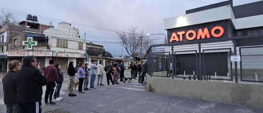 Por temor a robos y saqueos, Átomo solo dejó entrar de a 10 clientes