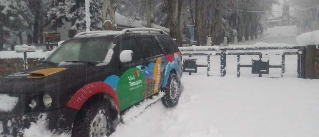 Rescataron a turistas que habían quedado varados por la nieve en Tunuyán