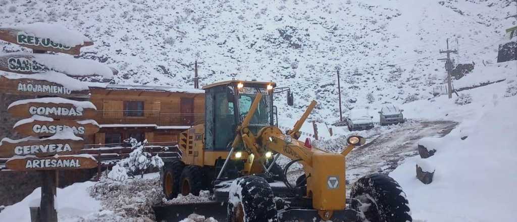 Vialidad intenta despejar las rutas a Potrerillos y El Manzano