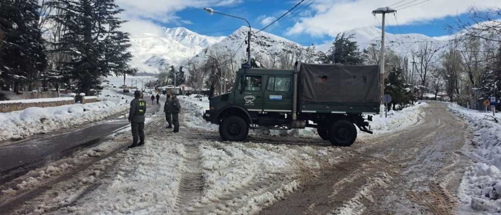 Videos: asisten a pobladores por el temporal de nieve en Alta Montaña