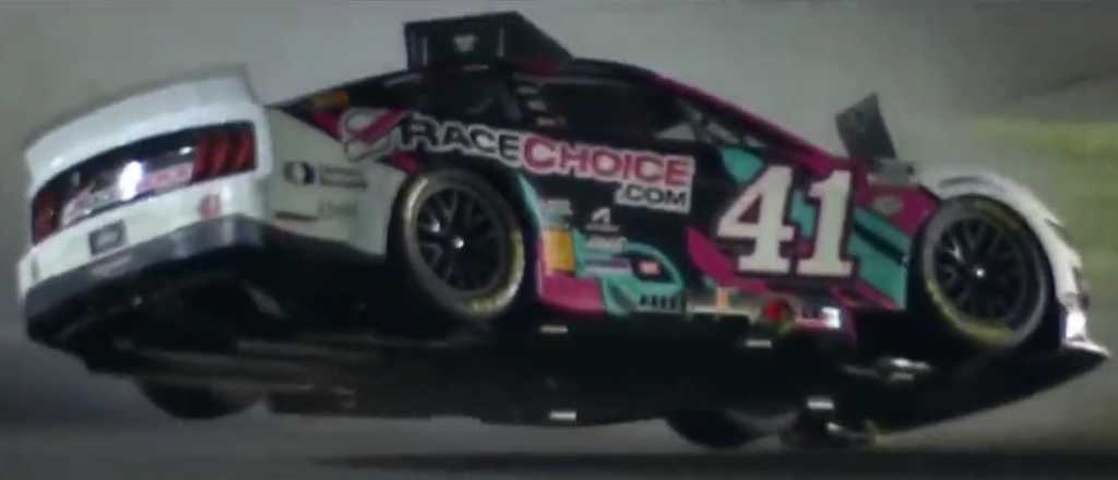 Impactante accidente en el Nascar: un auto voló y dio 10 tumbos