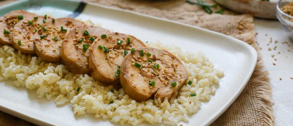 Cómo preparar una pechuga de pollo glaseada con soja, miel y limón