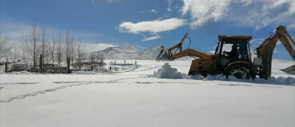 Asisten a crianceros de Malargüe con víveres, leña y forraje tras el temporal