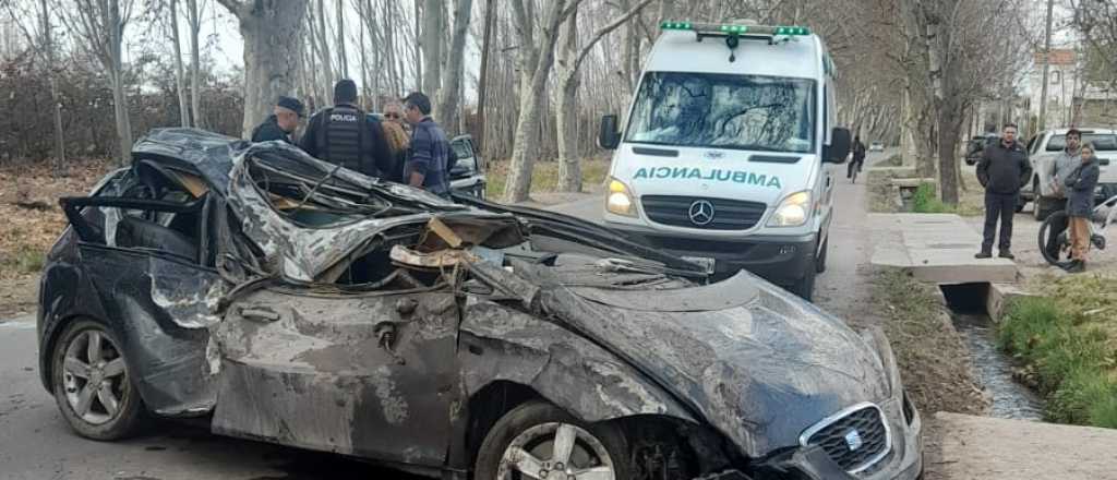 Dos jóvenes se estrellaron contra un árbol en Luján