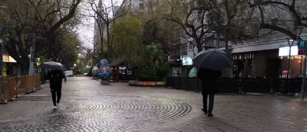 La lluvia sorprendió a los mendocinos en el Centro