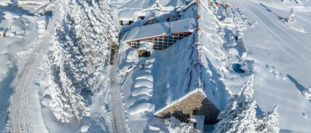 Video: la nevada en las leñas cubrió vehículos y el camino