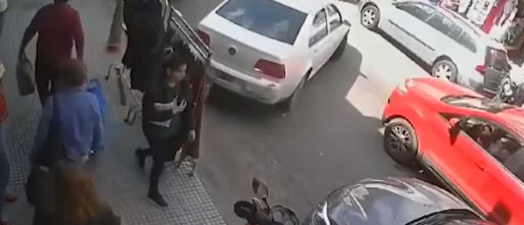 Video: atropelló y mató a una mujer cuando hacia marcha atrás