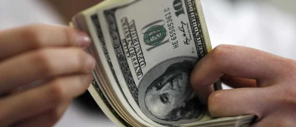 El dólar blue cotiza en baja: a cuánto se vende este martes