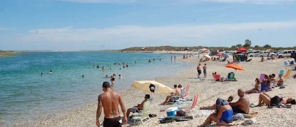 El "Caribe argentino", la playa patagónica de arena fina y aguas cristalinas