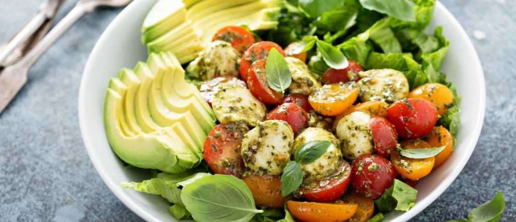 Renovando un clásico: ensalada caprese con palta y miel